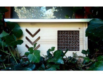 Hmyzi hotel na zabradli nebo okenni parapet